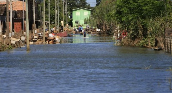 Chuva em 2009Uma chuva forte em janeiro de 2009 atingiu dessa vez a região Sul do estado e deixou 2.717 pessoas em abrigos ou casas de conhecidos, em 19 municípios |