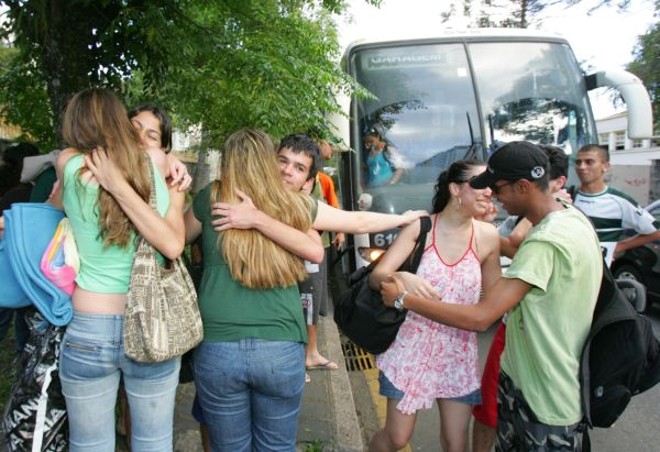 Impedidos de voltarCerca de 120 alunos de Curitiba, que estavam no Parque Aquático Cascanéia, em Gaspar, tiveram de dormir no ônibus e adiar a volta para casa por causa de deslizamentos |