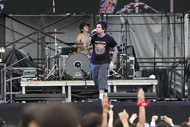 A banda abriu o show com a música 