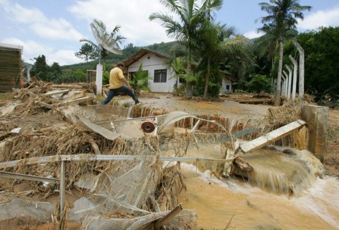 10 mil casasEstimativas apontavam que até 10 mil casas foram destruídas ou condenadas pelos deslizamentos de terra e desmoronamentos |