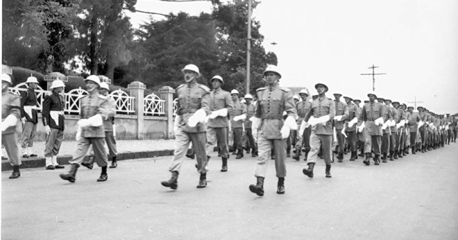 Desfile da Polícia Militar em frente do Palácio do governo, no Alto do São Francisco, em 1953 | 