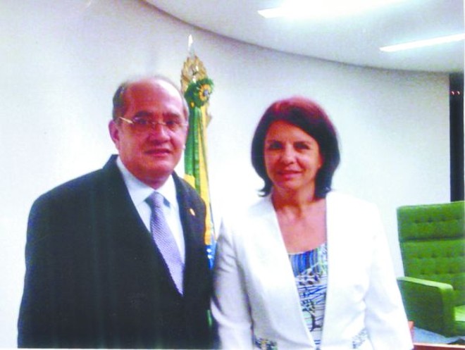 ENCONTRO EM BRASÍLIA - Josiane Fruet Lupion, chefe da Defensoria Pública do Paraná, esteve recentemente em Brasília, onde participou de reunião de trabalho com o presidente do STF, ministro Gilmar Mendes, tratando sobre intimação eletrônica em processos judiciais |