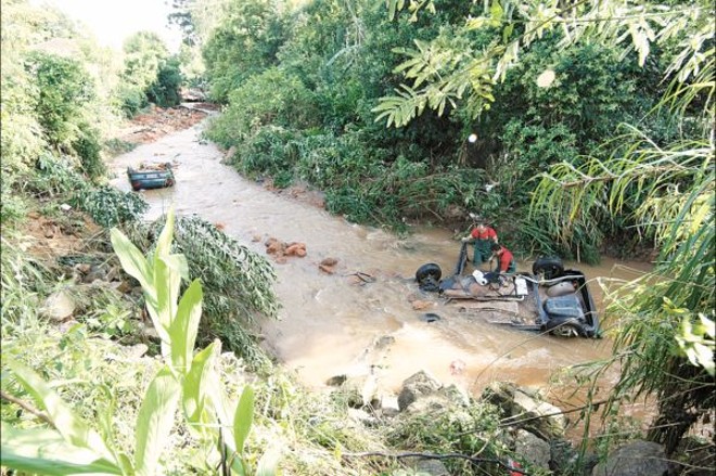 Tragédia: carros caíram no Rio Mossunguê depois que uma ponte foi destruída | 