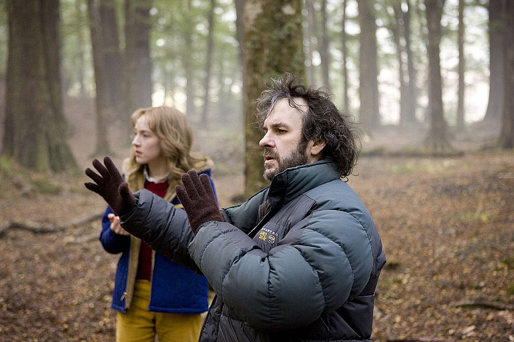 A atriz Saoirse Ronan e o diretor Peter Jackson durante a filmagem de Olhar do Paraíso | Divulgação
