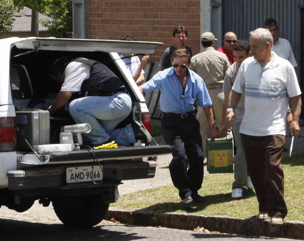 Funcionários carregam caixa de chumbo: fissura assustou trabalhadores no Centro Politécnico | Aniele Nascimento/Gazeta do Povo
