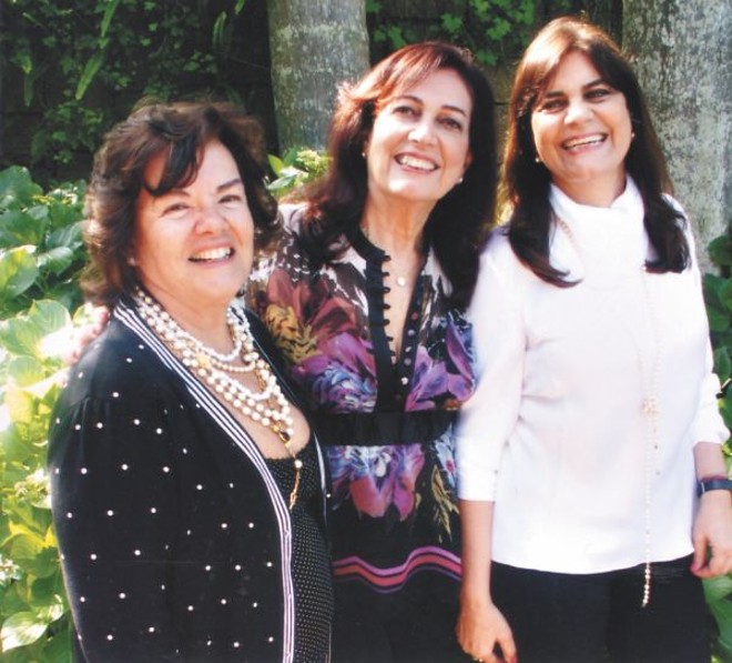 Silma Tanus, Eleonora Barcik e Rosita Beltrão Rischbieter, esta mostrando o belo paisagismo de seu address, em tarde de homenagem à sua irmã Eleonora Barcik, que aniversariava |