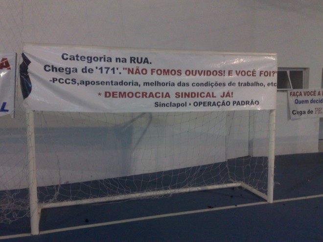 Faixas de protesto foram colocadas no local |