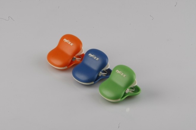 Prendedor em plástico, com um imã para fixar na geladeira. Há várias opções de cores e tamanhos. Na foto, o modelo pequeno, vendido na Spicy por R$ 10 (cada unidade) |