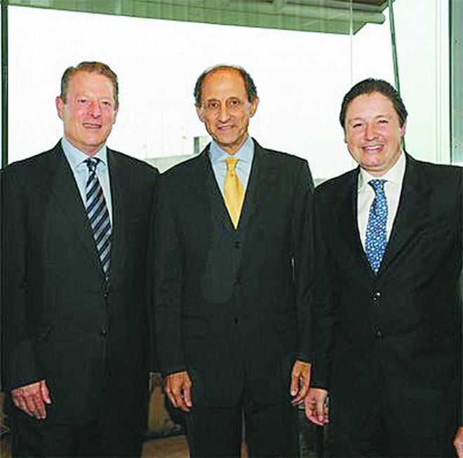 CONFERÊNCIA - O deputado federal Rodrigo Rocha Loures será um dos representantes brasileiros na Conferência do Clima, da ONU, que acontece em Copenhague, no mês de dezembro. Coordenador do grupo de trabalho do clima da Frente Parlamentar Ambientalista, Rocha Loures é dedicado estudioso sobre o tema, o qual já debateu com um dos maiores especialistas mundiais, o ex-vice-presidente americano Al Gore, em recente visita ao país, quando este encontroucom o presidente da Fiesp, Paulo Skaf, e com Rocha Loures |