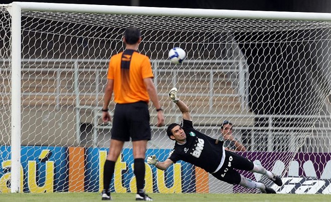 Wellington Paulista manda uma pancada no meio do gol e faz o terceiro do Cruzeiro |