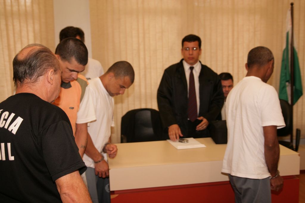 Os três acusados pela chacina passaram todo o julgamento de cabeça baixa | Osmar Nunes/Gazeta do Povo