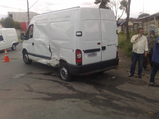 Carro perseguido estava na contramão e se chocou com uma van na Rua Adilio Ramos, no Bairro Alto | 