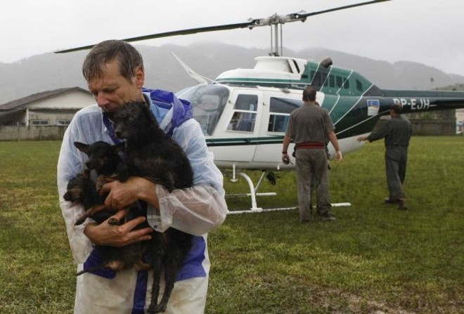 AumentoO número de pessoas desabrigadas e desalojadas chegou a 78.707 muitas tiveram de ser resgatadas de helicóptero. Foram registradas, no total, 135 mortes |