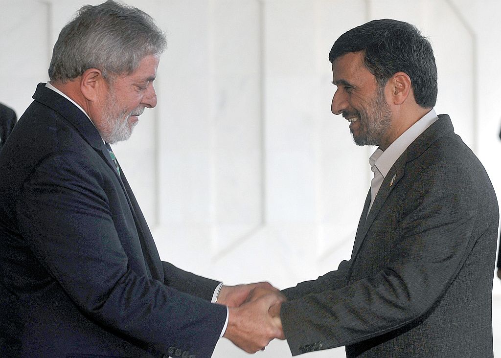 Lula e Ahmadinejad, de mãos dadas: apoio do Brasil ao Irã vem em momento em que o suposto programa nuclear pacífico dos iranianos é posto em xeque pela comunidade internacional devido à descoberta de uma central nuclear clandestina | Marcello Casal Jr./ABr