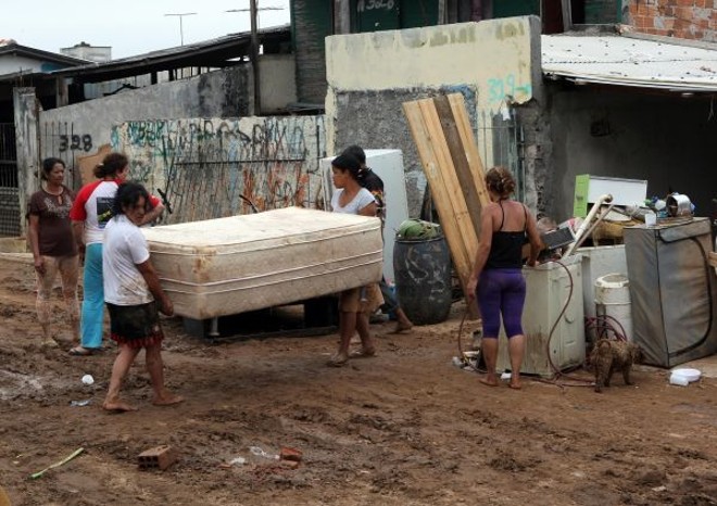 Moradores do Bolsão tentam resgatar os móveis antingidos pela enchente | 