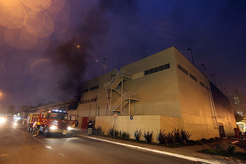 Sete caminhões do Corpo de Bombeiros foram ao local para combater o fogo | Rodolfo Buhrer