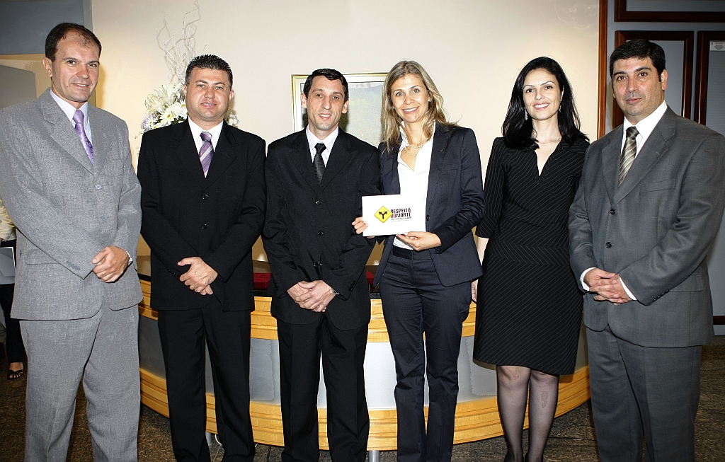 Milena Seabra (com a placa na mão), diretora de Marketing Corporativo da RPC, fez ontem a entrega simbólica ao Hospital Cajuru dos R$ 8.357,02 arrecadados com a venda das camisetas da campanha de trânsito da RPC. O envelope foi entregue ao diretor da Aliança Saúde, Álvaro Quintas (à esq.) na presença dos parceiros da campanha, Andrei Andrioli, da rede de farmácias Minerva; Evandro Selivon, do Super Mufatto, e Elaine Munhoz, do Condor. Também na foto, Claudio Lubascher, diretor do Hospital Cajuru | Aniele Nascimento/Agência de Notícias Gazeta do Povo