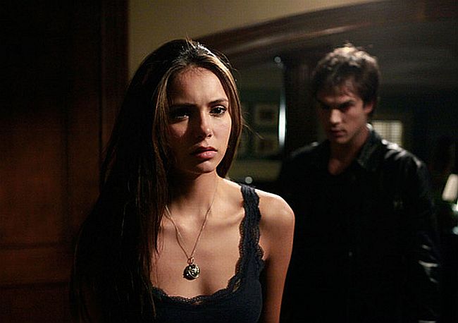Elena (Nina Dobrev): adolescente órfã é assediada por vampiros rivais | Divulgação