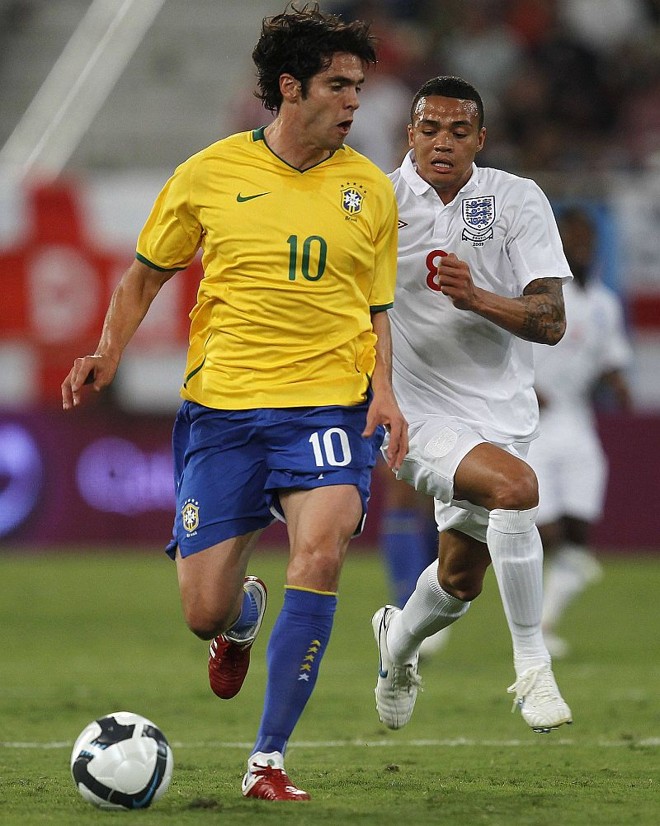 Kaká avança sob a marcação do meia Jermaine Jenas | 