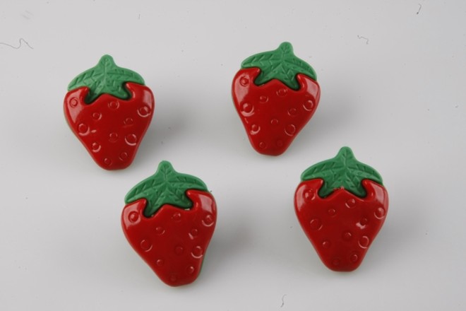 Feito em plástico, esse modelo tem formato de morango. Na Freezer Point, a embalagem com quatro unidades sai por R$ 6 |