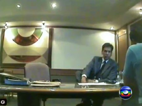 Deputado Leonardo Prudente, do DEM, no momento em que enfia dinheiro nas meias. | Reprodução Rede Globo