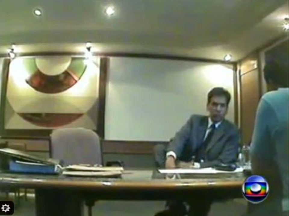 Deputado Leonardo Prudente, do DEM, no momento em que enfia dinheiro nas meias. | Reprodução Rede Globo