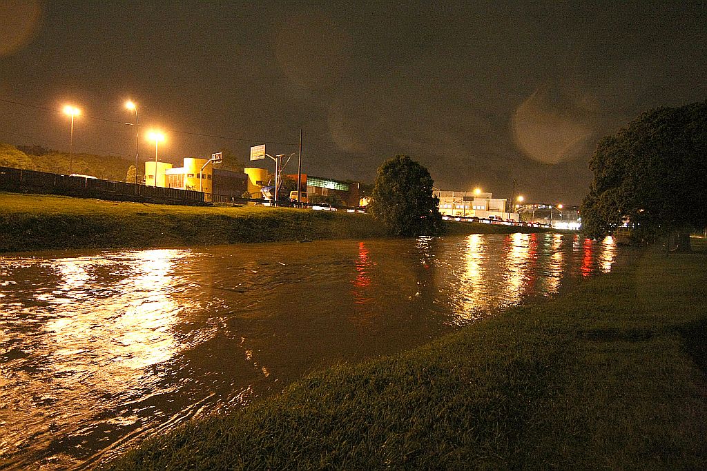 O Rio Belém encheu rapidamente com o temporal: em duas horas e meia, foram 123,8 milímetros de chuva |