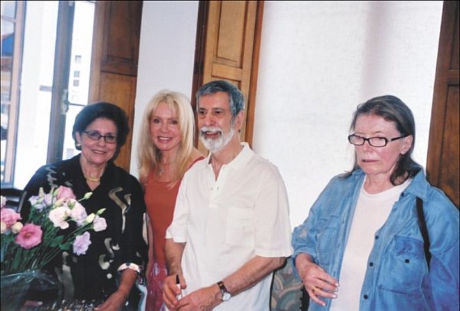 Domingo no Solar do Rosário, a guerreira Regina Castillo, os artistas plásticos Maria Luiza Kozicki e Domício Pedroso, que inaugurava mostra e autografava livro homônimo, com a escritora e museóloga Beatriz Pellizzetti Lolla |