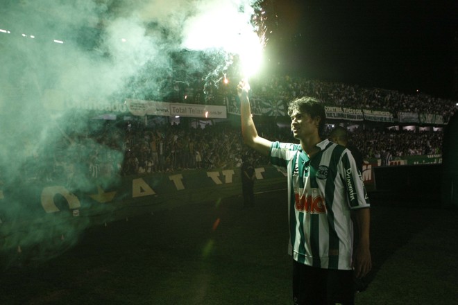 ... no final do jogo. Pedro Ken foi um dos diversos jogadores a empunhar um sinalizador e retribuir o carinho da torcida | 