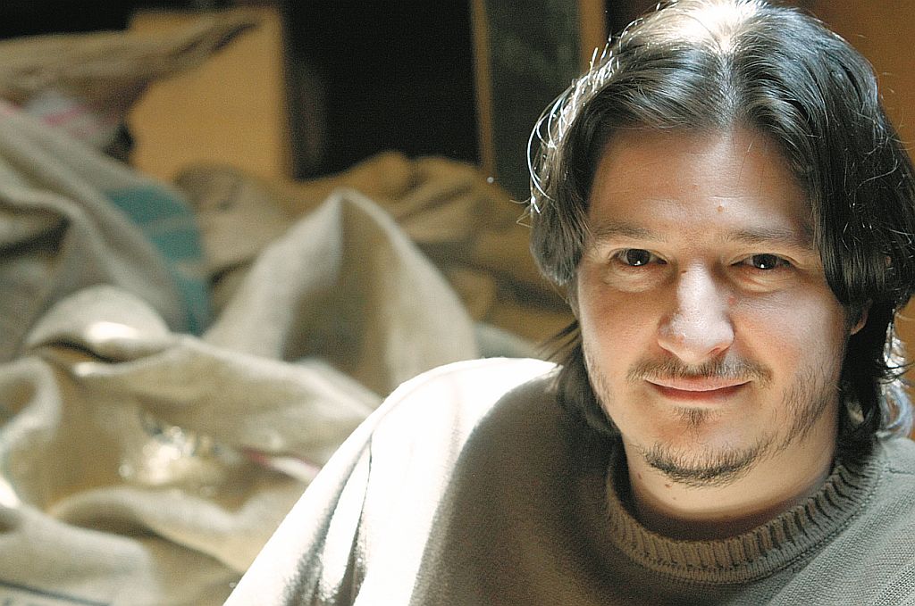 Encantado pela capa de O Hobbit, livro de J. R. R. Tolkien, Tizzot começou sua vida de leitor aos 15 anos. Hoje são 24 horas em meio aos livros, duas obras lançadas e parceria consolidada com John Howe | Marcelo Elias/ Gazeta do Povo