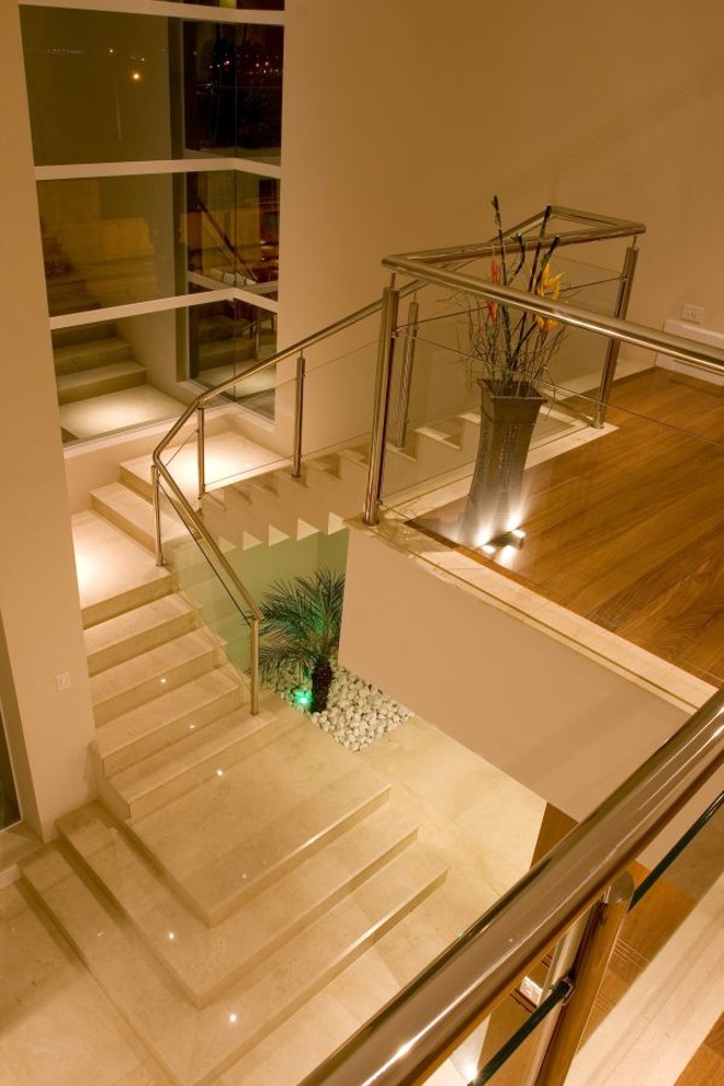 Escada: transição do piso social (mármore) para o íntimo (madeira) |