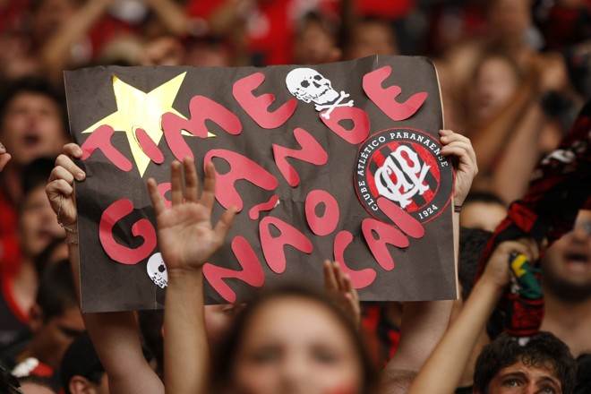 Após o apito final, o torcedor do Furacão não perdeu a chance de ironizar quem caiu e quem ainda corre risco, como o arquirrival Coritiba |