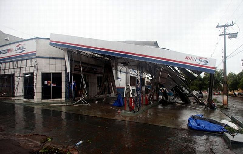 Cobertura do posto de combustíveis não resistiu à força do vento | Dirceu Portugal/Agência de Notícias Gazeta do Povo