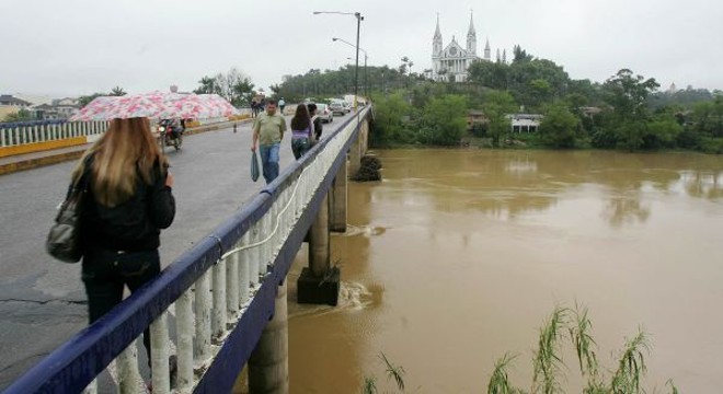 AlertaDepois de dois meses de chuvas constantes, a Defesa Civil de SC emitiu um alerta, em 21 de novembro de 2008, para riscos de deslizamentos e alagamentos |