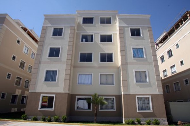 Edifício Spazio Cannes, da construtora MRV, no bairro Portão: fachada combina textura e grafiato |