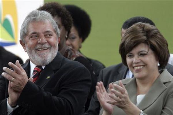 Após votar nas eleições internas do Partido, Lula admitiu divergências nos Estados entre os partidos aliados nas eleições 2010 | Ricardo Moraes / Reuters