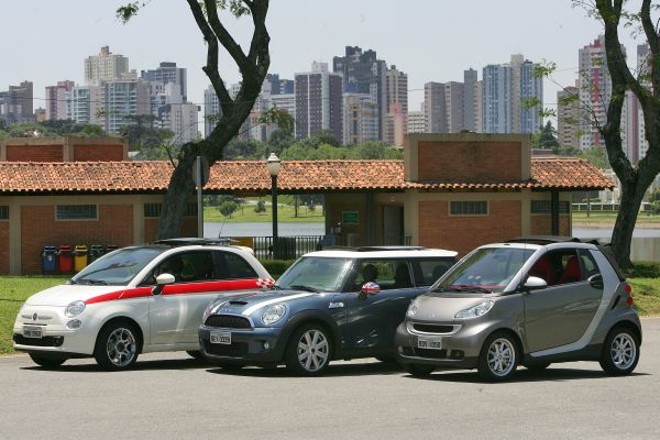 ...o Fiat 500, o Mini Cooper S e o Smart Fortwo. O teste foi nesta quarta-feira no Parque Barigui e atraiu a atenção de muitos curiosos | 