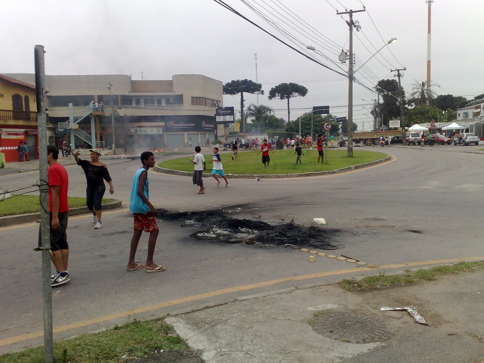 Moradores do Uberaba atingidos pela chuva protestaram durante toda a sexta-feira. Eles queimaram pneus e impediram o tráfego de veículos | Adriano Ribeiro / Gazeta do Povo