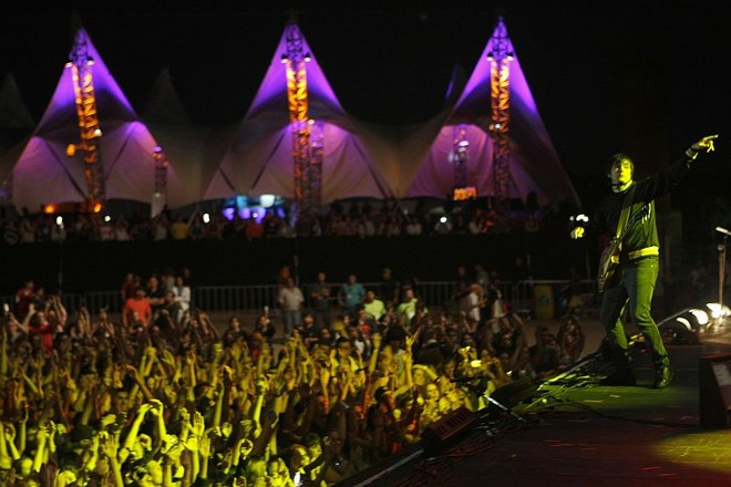 Vista do palco principal, no show do Skank, com o público dos camarotes ao fundo |