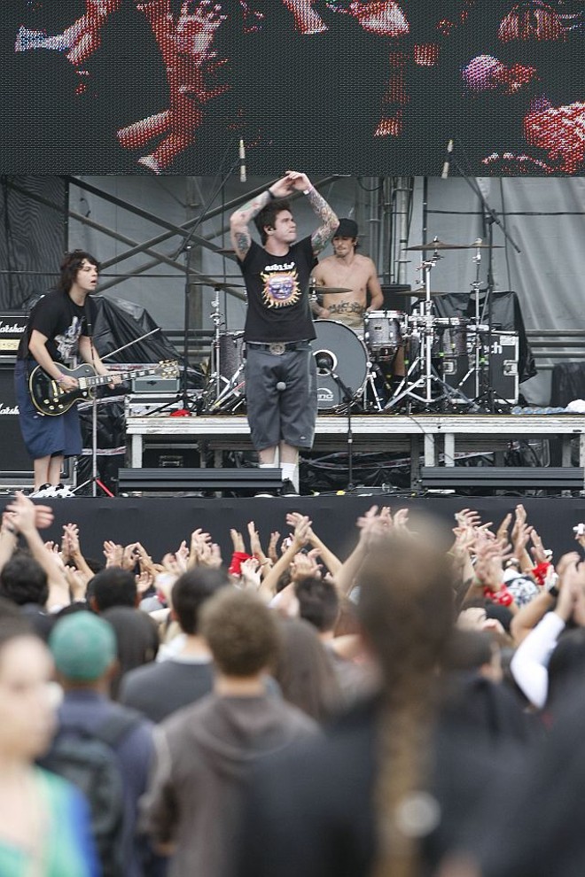 Strike abre as apresentações no palco principal, no segundo dia do Lupaluna 2009 | 