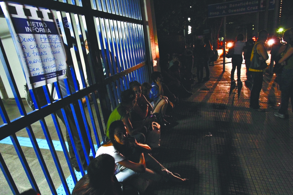 Passageiros do lado de fora de uma estação do metrô em São Paulo: com os trens parados, muita gente teve dificuldade para voltar para casa | Mário Miranda/ Reuters