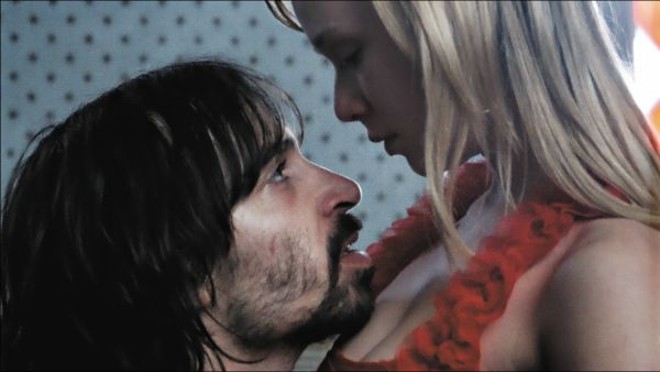 Júlio Andrade, o protagonista de Hotel Atlântico, se envolve com a fogosa filha de um político (Mariana Ximenes) |