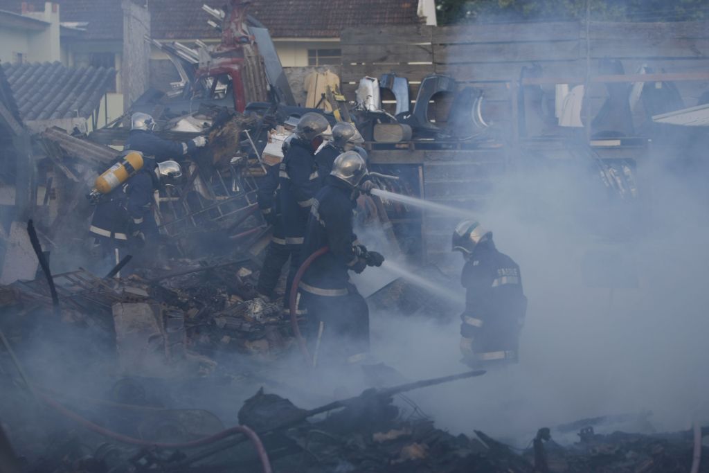 Após controlar as chamas, bombeiros continuaram trabalhando no local | Antonio Costa/Gazeta do Povo