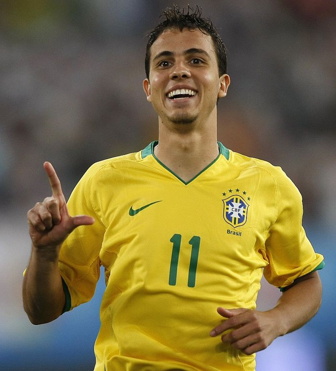 Nilmar comemora gol de cabeça após belo lançamento de Elano | 