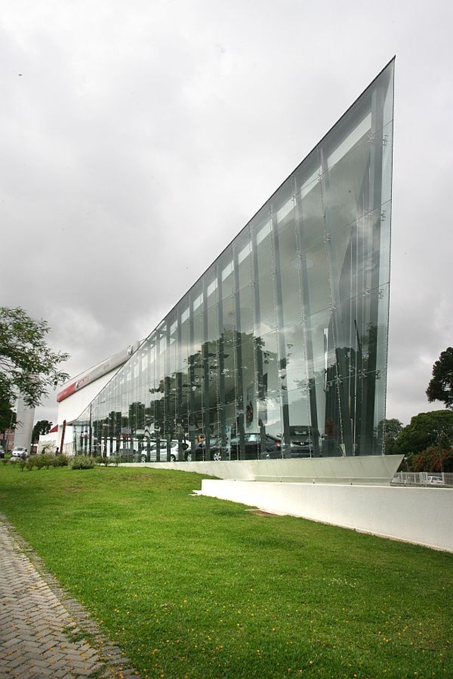 A Honda Niponsul chama a atenção pelas grandes peças de vidro e várias estruturas metálicas da fachada | 