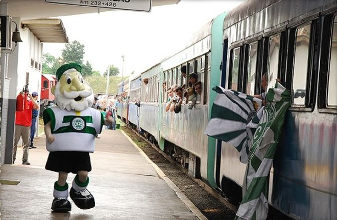 Mascote do time, o Vô Coxa também viajou de trem ao lado dos torcedores, repetindo feito que deu origem ao Coritiba |