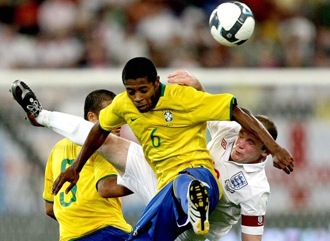 Michel Bastos e Wayne Rooney disputam jogada aérea | 