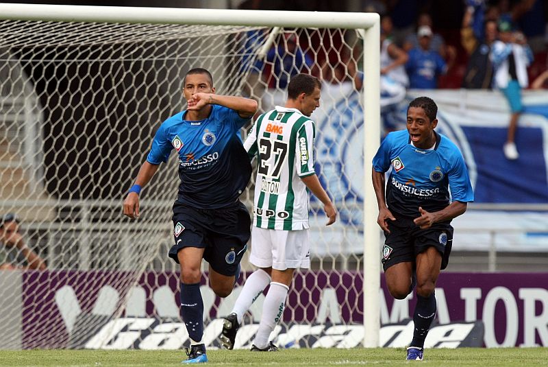 Wellington Paulista comemora o terceiro gol do Cruzeiro, marcado por ele de pênalti, tendo ao fundo um desolado Cleiton | Albari Rosa / Gazeta do Povo