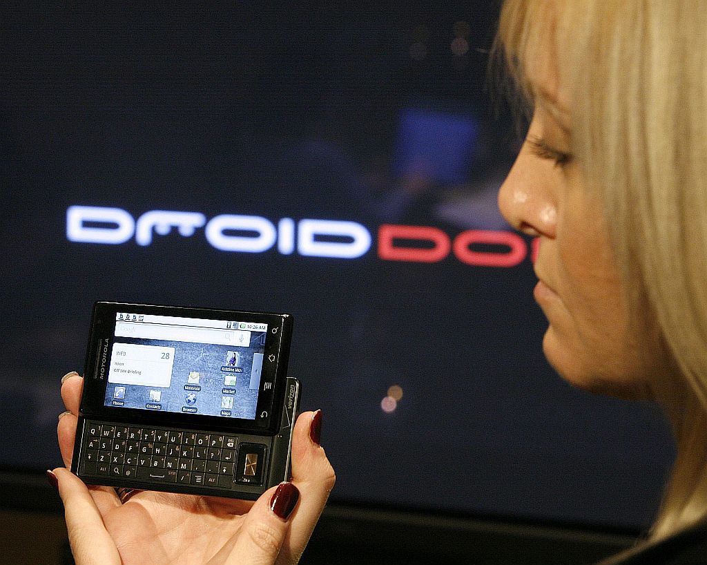 Modelo apresenta o Motorola Droid: smartphone é o primeiro com o Android 2.0 | Divulgação/Motorola