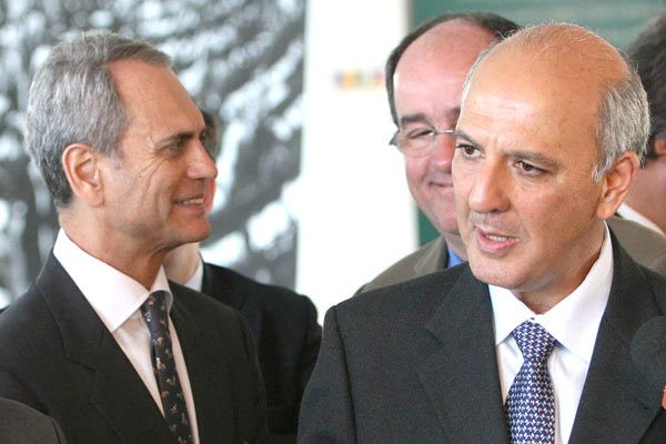 O governador do DF, José Roberto Arruda (DEM), e o vice-governador, Paulo Octávio (DEM), em evento em Brasília em fevereiro | Fabio Rodrigues Pozzebom/Agência Brasil
